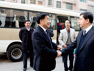 神七航天总指挥陈善广将军来公司视察时与彭琪董事长亲切握手